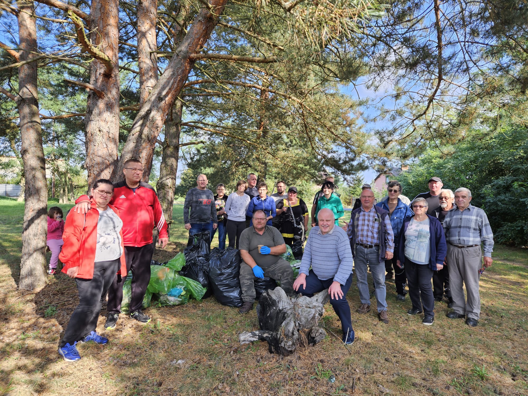 2023 09 24 Dyduch w Górze zbiera śmieci w lesie 2